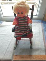 Petite poupée sur rocking chair, Comme neuf, Enlèvement ou Envoi