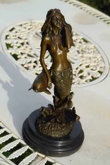 La sirène et son dauphin en bronze signé sur socle en marbre
