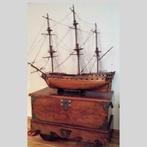 handgemaakte houten boot / schip op antieke koffer, Antiek en Kunst, Ophalen
