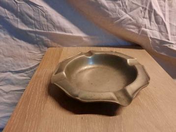 Tinnen asbak. Diameter ongeveer 18 cm. beschikbaar voor biedingen