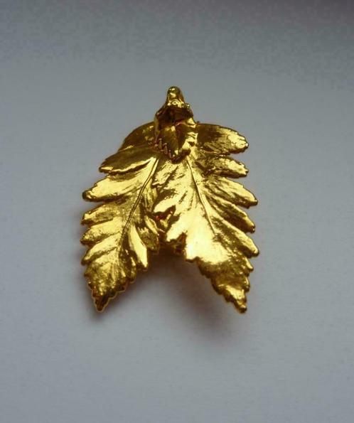 pendentif / broche feuille plaqué or 24K, Handtassen en Accessoires, Kettinghangers, Nieuw, Ophalen