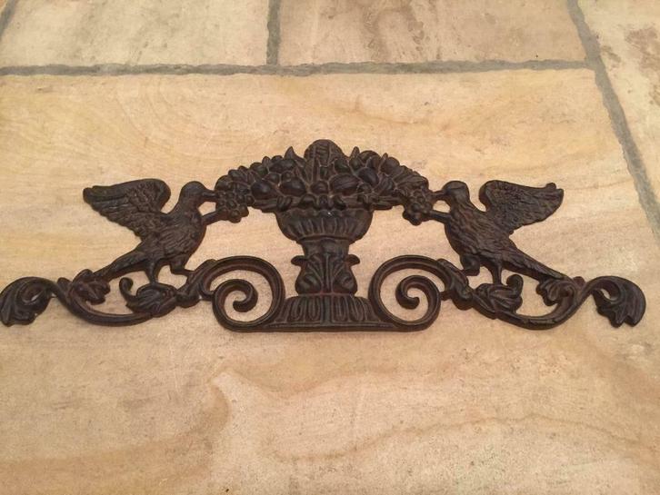 Gietijzeren fronton versierd met vogels en bloemen, Huis en Inrichting, Woonaccessoires | Wanddecoraties, Zo goed als nieuw, Ophalen