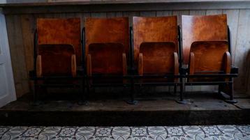 Strapontins de cinéma  rétro en bois vernis beschikbaar voor biedingen