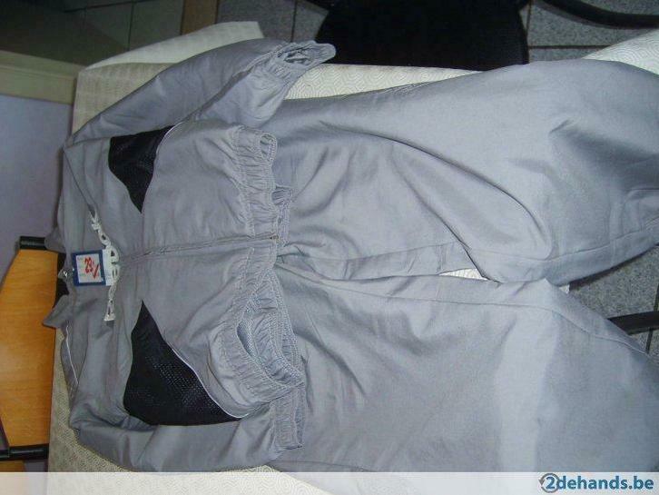 Trainingspak Reebok maat 10 jaar grijs NIEUW, Kleding | Heren, Sportkleding, Voetbal, Overige maten, Grijs, Ophalen of Verzenden