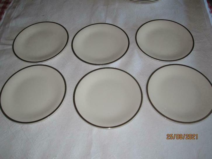 Set van 6 vintage dessertborden ",Boch", ecru met zilver., Huis en Inrichting, Keuken | Servies, Zo goed als nieuw, Bord(en), Effen