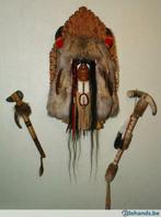 Masque Amérindien avec Hochet et Tomahawk, Enlèvement, Utilisé, Muurdecoratie, etalage, etc.