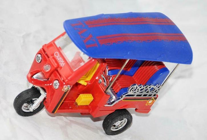 Taxi tuk tuk rouge F443, Hobby & Loisirs créatifs, Modélisme | Voitures & Véhicules, Neuf, Autres types, Enlèvement