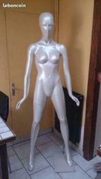 GLANZENDE WITTE VROUWELIJKE MANNEQUIN, Ophalen