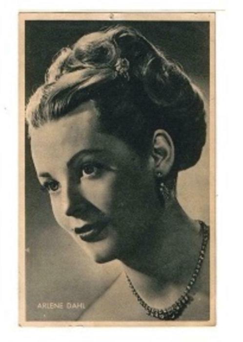oude prentkaart Arlene Dahl-postcard-PHOTO card, Collections, Photos & Gravures, Comme neuf, Enlèvement ou Envoi