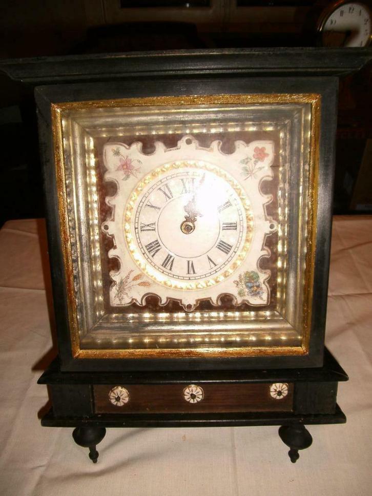 Wandklok met porseleinen wijzerplaat (DS121), Antiek en Kunst, Antiek | Klokken, Ophalen