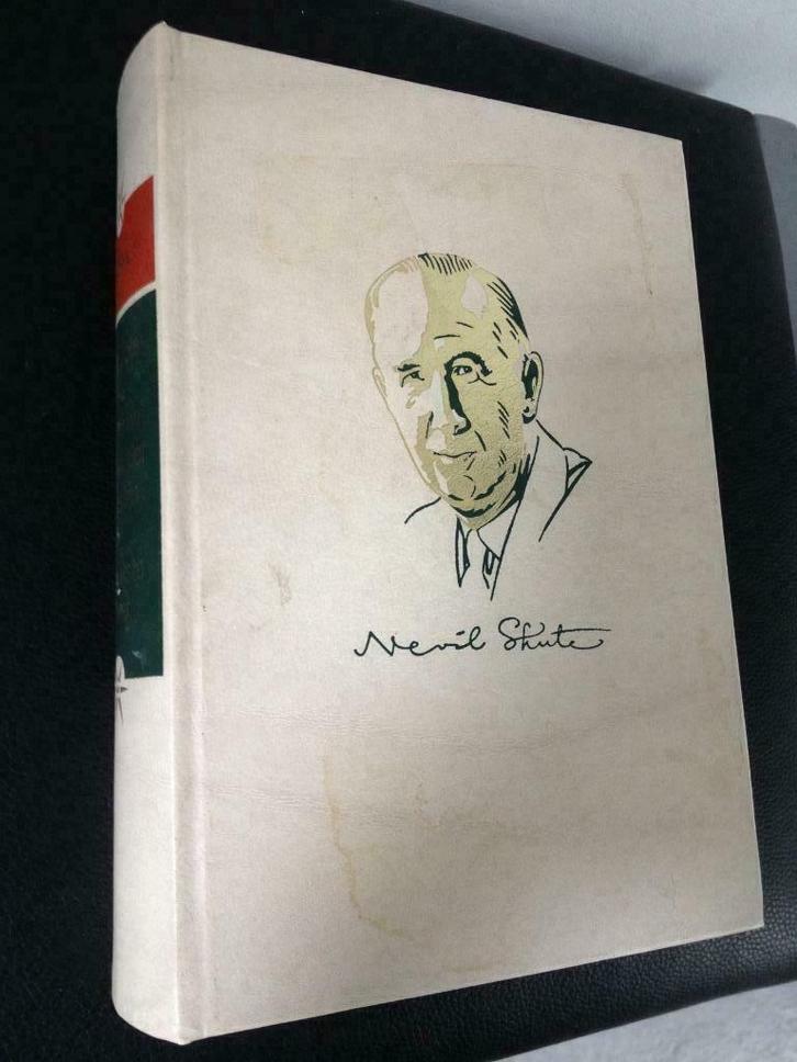 Nevil Shute - omnibus, Boeken, Romans, Gelezen, Verzenden