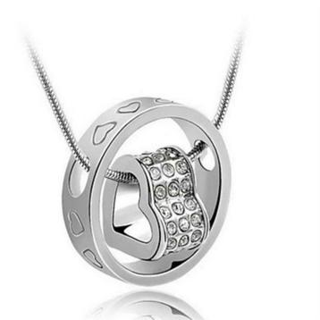 Beautiful necklace covered with hearts beschikbaar voor biedingen