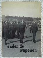 Livre vintage dienstplicht Onder de wapenen, 1ère édition, Enlèvement ou Envoi