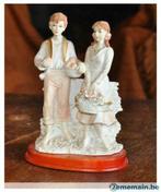 statuette couple en resine blanche socle bois