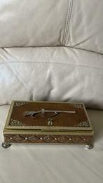 Ancienne boîte avec fusil et clef chocolat belge