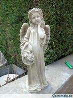 statue d un ange avec un panier de fleurs en pierre