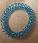 Bracelet bleu plastique extensible, Comme neuf, Synthétique ou Plastique, Bleu, Enlèvement ou Envoi