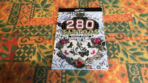 280 tattoos (q), Boeken, Kinderboeken | Jeugd | 13 jaar en ouder, Zo goed als nieuw, Ophalen of Verzenden
