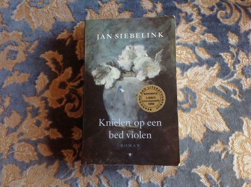 Boek roman Knielen op een bed violen van Jan Siebelink, Livres, Romans, Comme neuf, Pays-Bas, Enlèvement ou Envoi