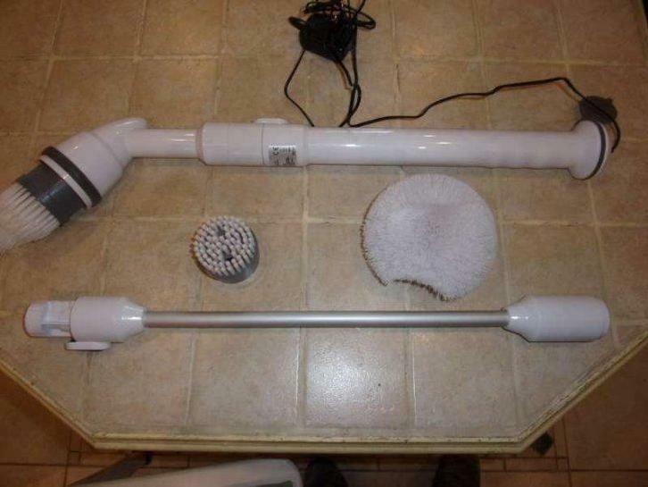 elektrische schroptoestel met verlengbare steel en pads, Huis en Inrichting, Badkamer | Badtextiel en Accessoires, Gebruikt, Overige typen