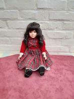porseleinen pop met donkerbruine krullen, Verzamelen, Poppen, Ophalen of Verzenden, Gebruikt, Pop