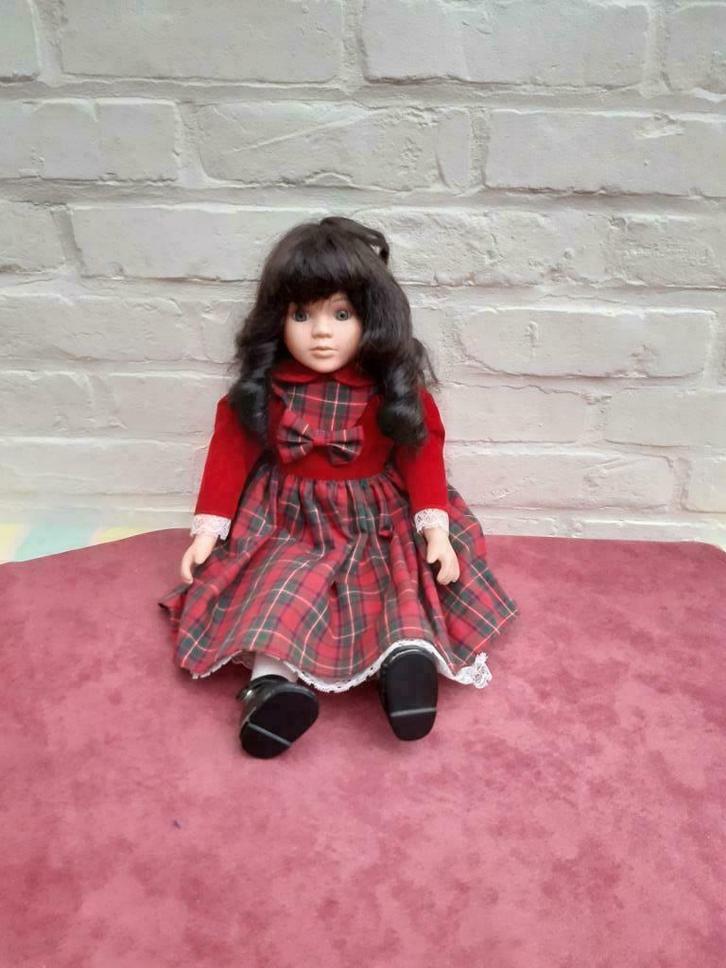 porseleinen pop met donkerbruine krullen, Verzamelen, Poppen, Gebruikt, Pop, Ophalen of Verzenden