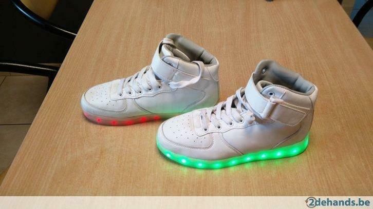 Lichtgevende schoenen maat 36, Kinderen en Baby's, Kinderkleding | Schoenen en Sokken, Gebruikt, Sportschoenen, Meisje, Ophalen