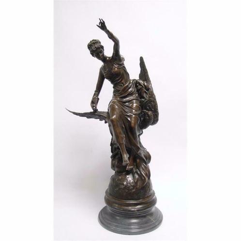 Een bronzen beeld , sculptuur van Hebe en de adelaar, Antiek en Kunst, Kunst | Beelden en Houtsnijwerken, Ophalen of Verzenden
