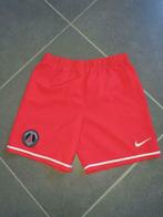 rode Nike short - Paris Saint Germain - maat 116-122, Jongen of Meisje, Broek, Zo goed als nieuw, Ophalen