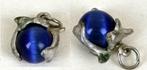 pendentif avec 2 dauphins sur boule bleue (métal), Bijoux, Sacs & Beauté, Comme neuf, Avec perle, Autres matériaux, Autres couleurs