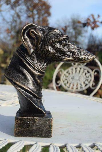 Buste van een hond (greyhound) in brons gepatineerd gietijze