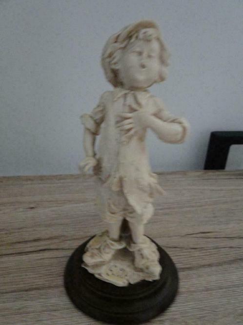 Statuette sur socle en bois par Armani, Collections, Statues & Figurines, Utilisé, Enlèvement ou Envoi