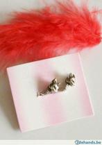 Te koop: Mooi paar zilveren oorbellen met poezenkop., Overige kleuren, Nieuw, Ophalen of Verzenden, Knopjes of Stekers