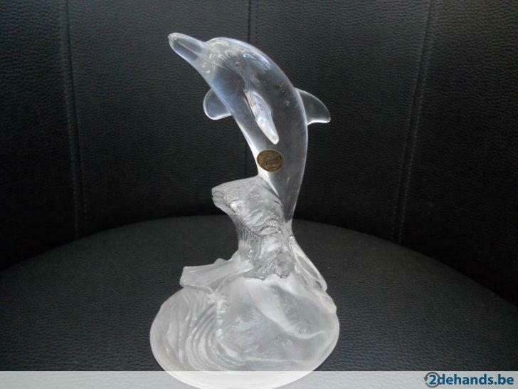 - Beeldje - Dolfijn op voet -