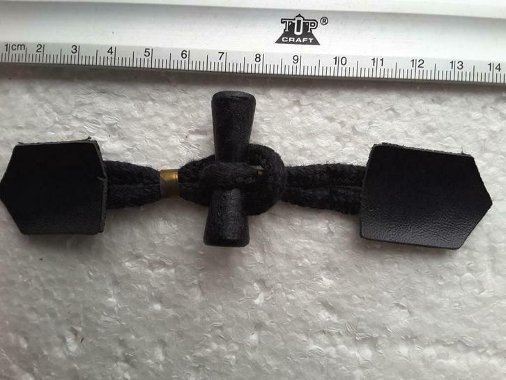 brandebourg imitation cuir noir avec bûchette bois 40 mm, Hobby & Loisirs créatifs, Couture & Fournitures, Neuf, Enlèvement ou Envoi