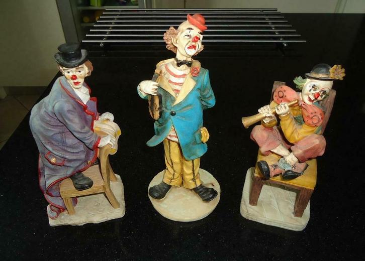 Te koop drie aardewerk clowntjes van 17 cm en 19 cm., Verzamelen, Beelden en Beeldjes, Zo goed als nieuw, Overige typen, Ophalen of Verzenden
