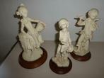 3 porseleinen figuren op houten voet ITALIE, Antiek en Kunst, Ophalen of Verzenden
