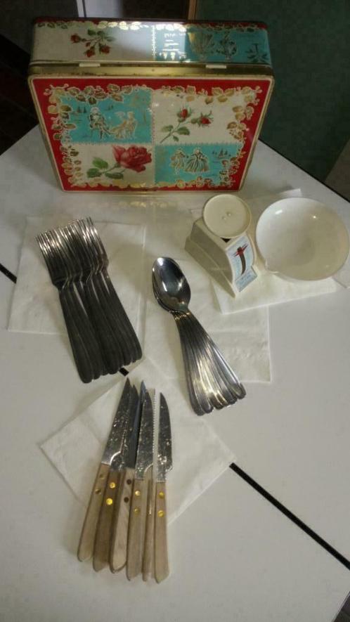 Lepels,vorken,messen en weegschaal in antieke blikken doos !, Maison & Meubles, Cuisine | Couverts, Utilisé, Couverts en vrac