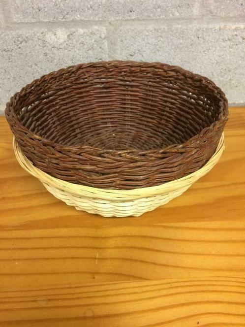 2 manden in gevlochten rotan, Huis en Inrichting, Woonaccessoires | Schalen en Manden, Gebruikt, Mand, Rond, Riet, Ophalen