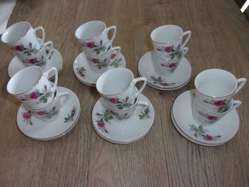 Service à café 12 tasses porcelaine de Limoges (petites fleurs