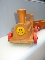 Train en bois vintage relooké avec un badge de sourire sur l, Jouet à Pousser ou Tirer, Utilisé, Enlèvement ou Envoi