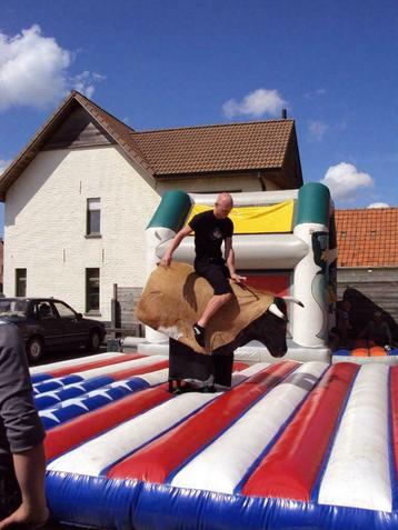 mechanische rodeostier beschikbaar voor biedingen