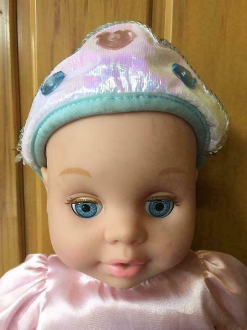 Mattel pop 2003 , op 3x AAA batterijen, in goede staat, Kinderen en Baby's, Speelgoed | Poppen, Zo goed als nieuw, Babypop, Ophalen of Verzenden