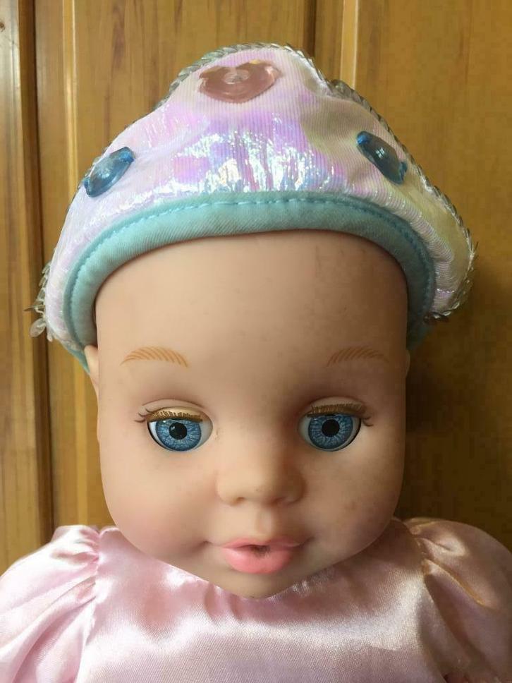 Mattel pop 2003 , op 3x AAA batterijen, in goede staat, Kinderen en Baby's, Speelgoed | Poppen, Zo goed als nieuw, Babypop, Ophalen of Verzenden