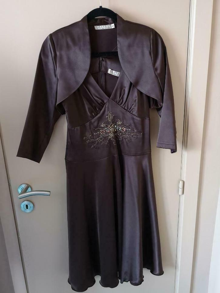 Mooi kleedje voor een feestje, Kleding | Dames, Jurken, Zo goed als nieuw, Maat 38/40 (M), Bruin, Onder de knie, Ophalen of Verzenden