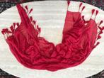 Rode katoenen sjaal met kwastjes - 135x140cm (zn1398), Kleding | Dames, Mutsen, Sjaals en Handschoenen, MET, Ophalen of Verzenden