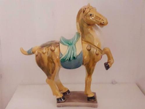 Cheval en porcelaine majolique - Dynastie Tang 'Sancai', Antiquités & Art, Antiquités | Porcelaine, Enlèvement ou Envoi