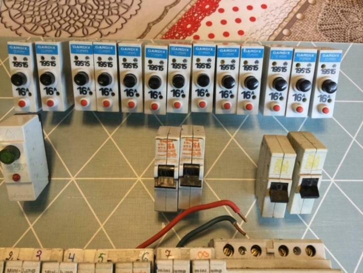 AUTOMATICE ZEKERINGEN +DIFFIRENCIEEL  40Am   0,3, Bricolage & Construction, Électricité & Câbles, Utilisé, Interrupteur, Interrupteur