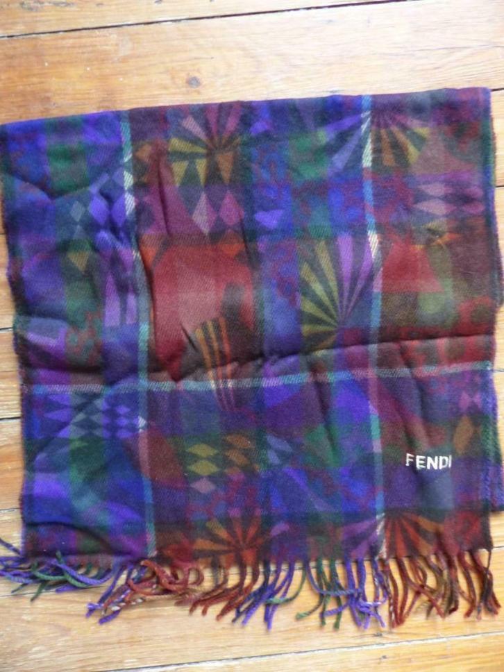 écharpe acrylique brodé inscription fendi, Kleding | Dames, Mutsen, Sjaals en Handschoenen, Zo goed als nieuw, Sjaal, Ophalen of Verzenden