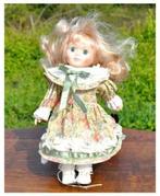 poupée decorative porcelaine robe fleur, Antiquités & Art, Enlèvement ou Envoi